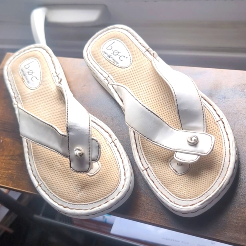 B.o.c Women's Size 8 White Leather Slip-On Flat Sandals / Flip Flops - Picture 2 of 11